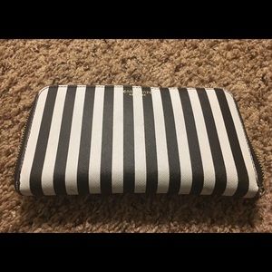 🔥 Henri Bendel Zip Around Continental Wallet🔥
